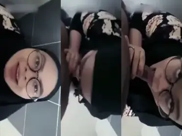 Pacar Berjilbab Kena Sepong Di Toilet Mall Ganas poster